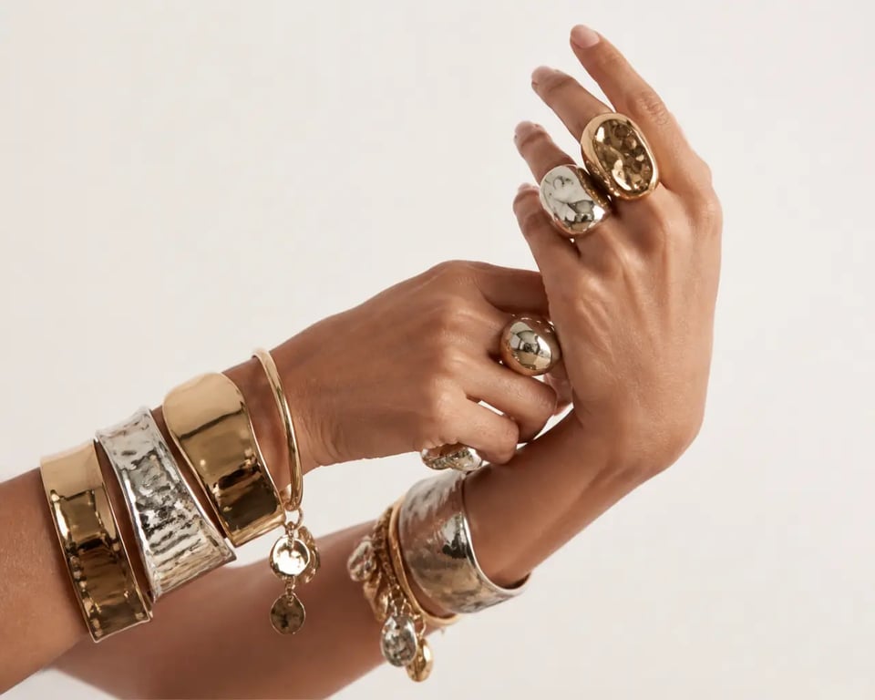 Bijoux tendance 2025 : accumulation de bagues XXL et bracelets manchettes en studio